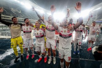 Jogadores do Flamengo saúdam a torcida após goleada sobre o Vasco (Foto: Gilvan de Souza/CRF)