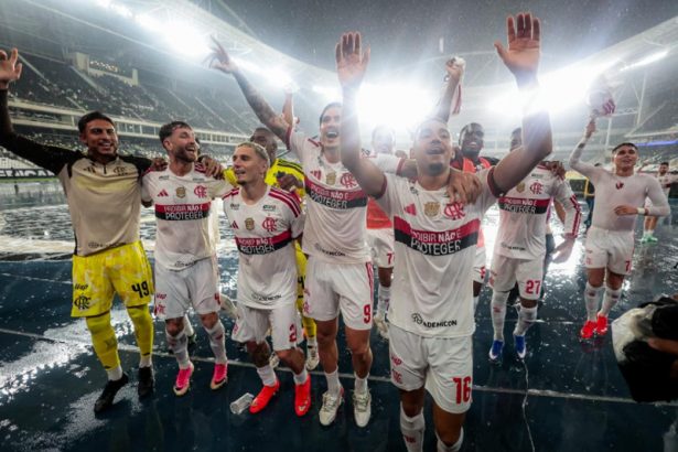 Jogadores do Flamengo saúdam a torcida após goleada sobre o Vasco (Foto: Gilvan de Souza/CRF)
