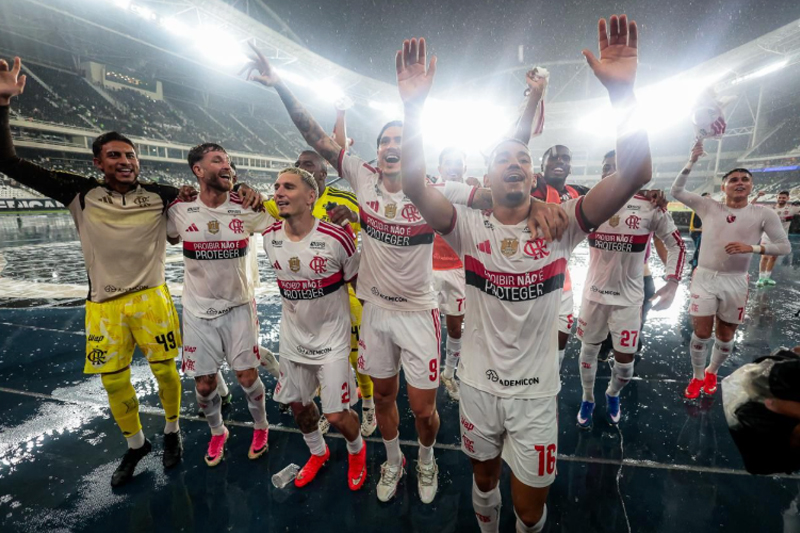 Jogadores do Flamengo saúdam a torcida após goleada sobre o Vasco (Foto: Gilvan de Souza/CRF)