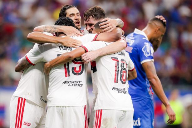 Jogadores comemoram gol em vitória sobre o Bahia em Salvador (Foto: Gilvan de Souza/CRF)