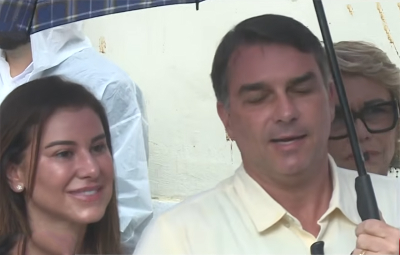 Flávio Bolsonaro votou no início da manhã deste domingo no Rio de Janeiro (Imagem: CNN/YouTube/Reprodução)