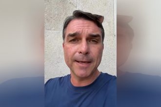Flávio Bolsonaro em vídeo no qual disse que não fugiria do Brasil (Imagem: Facebook/Reprodução)