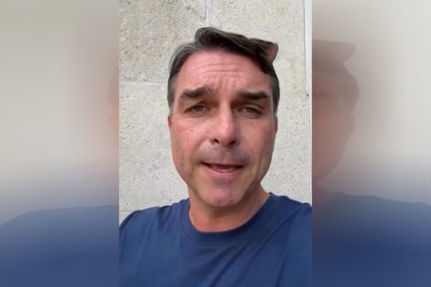 Flávio Bolsonaro em vídeo no qual disse que não fugiria do Brasil (Imagem: Facebook/Reprodução)