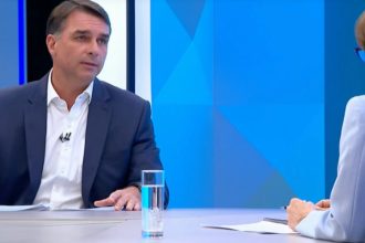 Flávio Bolsonaro em entrevista à TV Globo: promessa de respeitar resultado da eleição (Imagem: TV Globo/Reprodução)