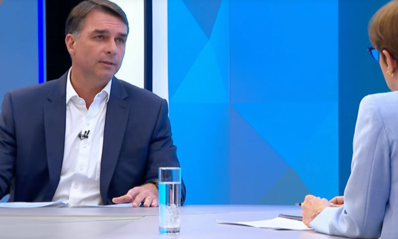 Flávio Bolsonaro em entrevista à TV Globo: promessa de respeitar resultado da eleição (Imagem: TV Globo/Reprodução)