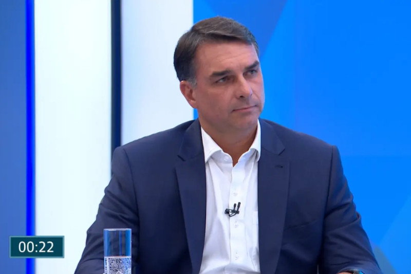 Flávio Bolsonaro em entrevista à TV Globo: promessa de não alterar va lei da escala 6x1 (Imagem: TV Globo/Reprodução)