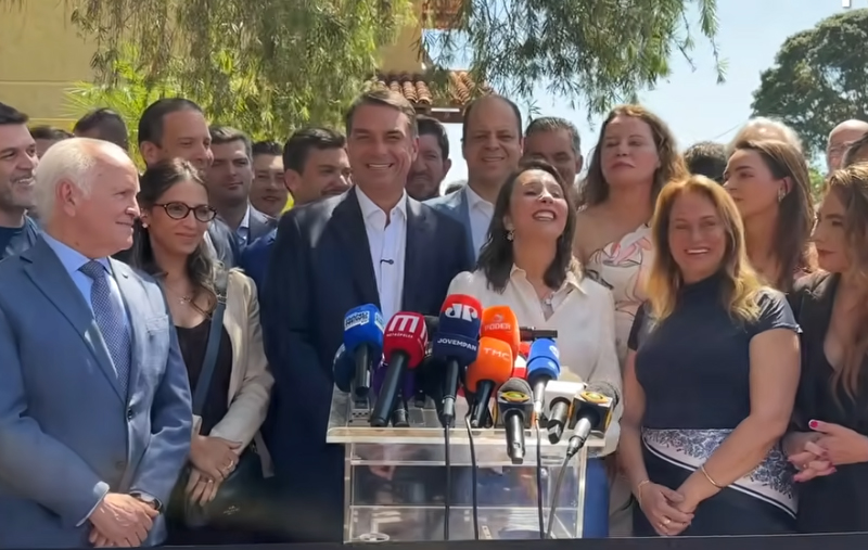 Flávio Bolsonaro em entrevista coletiva ao receber o apoio do Podemos (Imagem: YouTube/Reprodução)