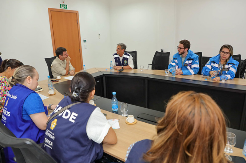 Profissionais da Força Nacional do SUS com representantes da Semsa em Manaus (Foto: João Viana/Semcom)