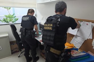 Agentes federais cumprem mandado de busca e apreensão na Operação Navegação Paralela (Foto: PF/Divulgação)