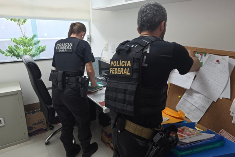 Agentes federais cumprem mandado de busca e apreensão na Operação Navegação Paralela (Foto: PF/Divulgação)