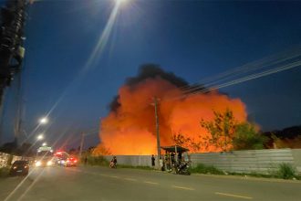 Fogo gerou um clarão em terreno do Distrito Industrial na noite de terça (Foto: WhatsApp/Divulgação)