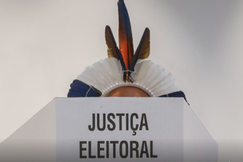 Indígena votando no primeiro turno: em Atalaia do Norte (AM), abstenção foi menor (Foto: Paulo Pinto/ABr)