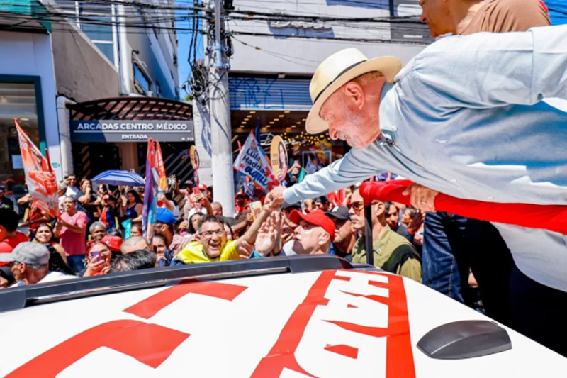 Presidente Lula em contato com eleitores em Ceilândia: corpo a corpo no segundo turno (Foto: Ricardo Stuckert/Assessoria)