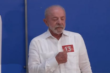 Presidente Lula mostra seu número na urna ao votar neste domingo (IMagem: G1/YouTube/Reprodução)