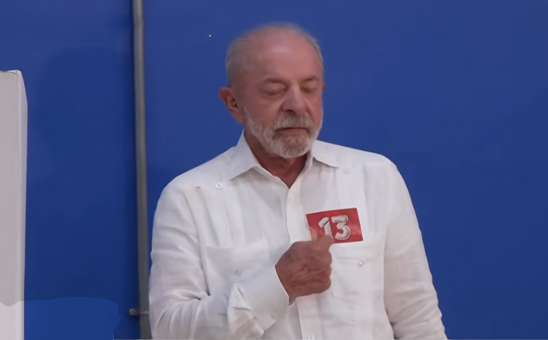 Presidente Lula mostra seu número na urna ao votar neste domingo (IMagem: G1/YouTube/Reprodução)
