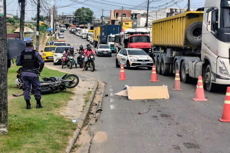 O acidente causou retenção no tráfego de veículos no local (Foto: WhatsApp/Reprodução)