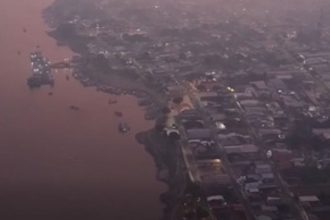 Imagem aérea mostra Parintins encoberta pela fumaça em 24 de outubro de 2026 (Foto: Reprodução/Facebook).