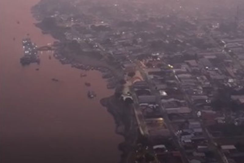 Imagem aérea mostra Parintins encoberta pela fumaça em 24 de outubro de 2026 (Foto: Reprodução/Facebook).