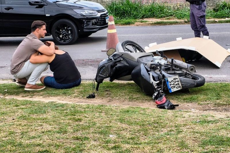 Familiares do motociclista ficaram abalados ao reconhecer o corpo (Foto: WhatsApp/Reprodução)