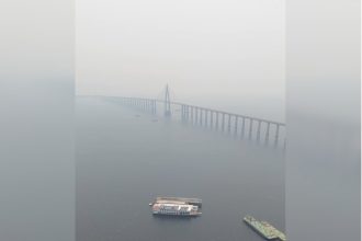 Fumaça diminui visibilidade na Ponte Rio Negro neste sábado (Imagem: Facebook/Reprodução)