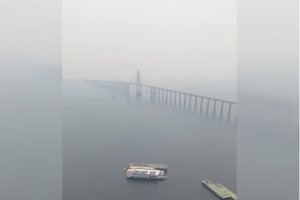 Fumaça diminui visibilidade na Ponte Rio Negro neste sábado (Imagem: Facebook/Reprodução)