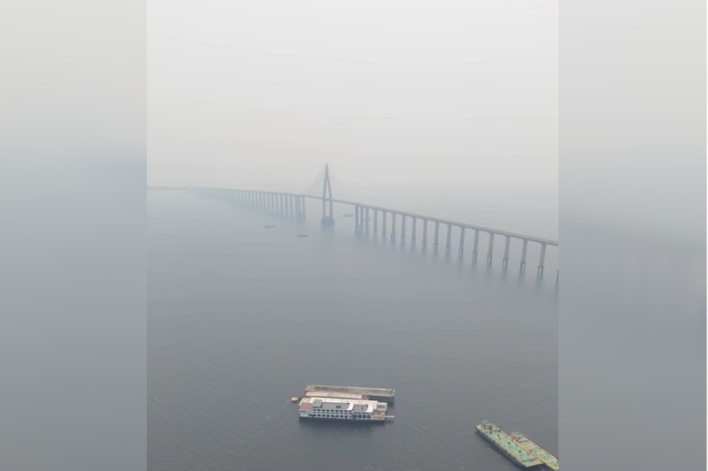 Fumaça diminui visibilidade na Ponte Rio Negro neste sábado (Imagem: Facebook/Reprodução)