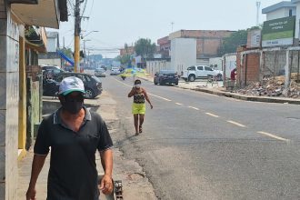 Moradores do bairro Petrópoles usaram máscara para se proteger da poluição do ar neste sábado (Foto: Thaigo Gonçalves/AM ATUAL)