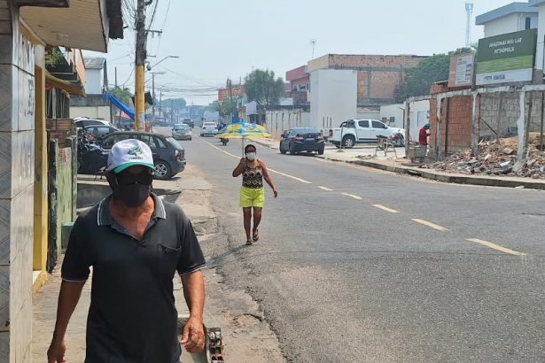 Moradores do bairro Petrópoles usaram máscara para se proteger da poluição do ar neste sábado (Foto: Thaigo Gonçalves/AM ATUAL)