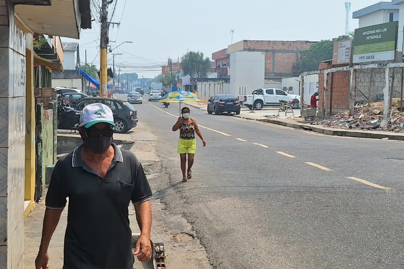 Moradores do bairro Petrópoles usaram máscara para se proteger da poluição do ar neste sábado (Foto: Thaigo Gonçalves/AM ATUAL)