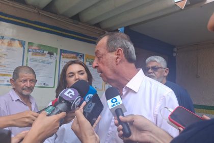Omar Aziz disse que fez campanha de propostas, ao votar no bairro Aparecida (Foto: Kézia Martins - AM ATUAL)