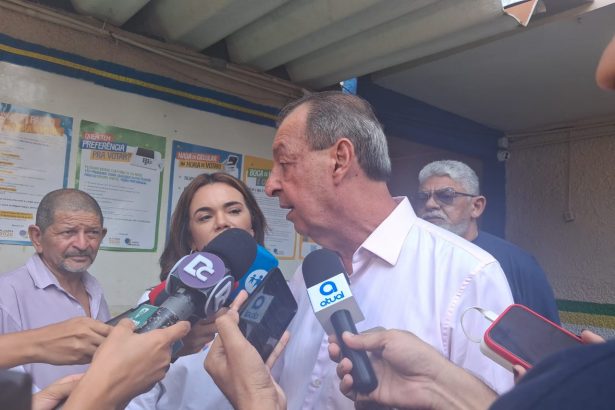 Omar Aziz disse que fez campanha de propostas, ao votar no bairro Aparecida (Foto: Kézia Martins - AM ATUAL)