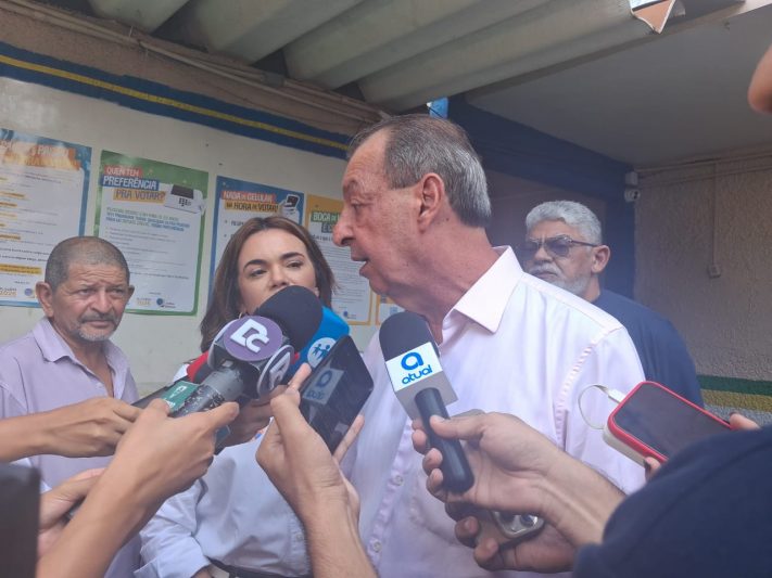 Omar Aziz disse que fez campanha de propostas, ao votar no bairro Aparecida (Foto: Kézia Martins - AM ATUAL)