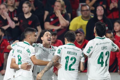 Jogadores do Palmeiras ao comemorar gol: liderança provisória (Foto: Cesar Greco/Palmeiras/by Canon)