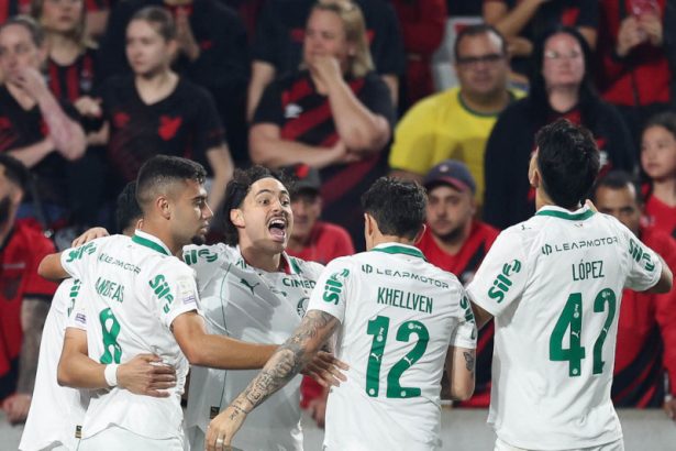 Jogadores do Palmeiras ao comemorar gol: liderança provisória (Foto: Cesar Greco/Palmeiras/by Canon)