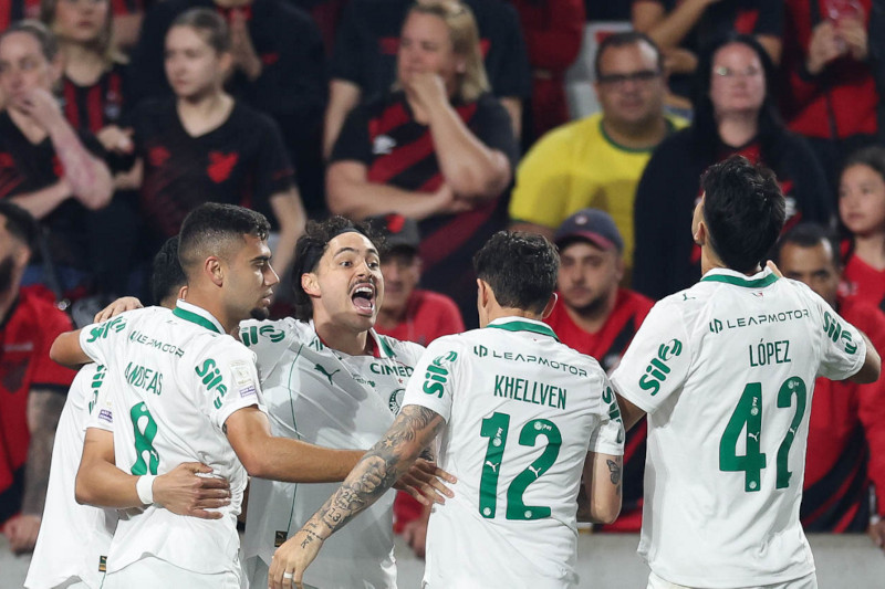 Jogadores do Palmeiras ao comemorar gol: liderança provisória (Foto: Cesar Greco/Palmeiras/by Canon)