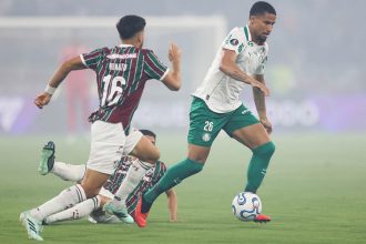 Murilo, do Palmeiras, dribla marcadores do Fluminense em lance de jogo (Foto: Cesar Greco/Palmeiras/by Canon)