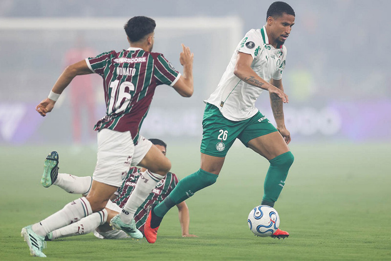 Murilo, do Palmeiras, dribla marcadores do Fluminense em lance de jogo (Foto: Cesar Greco/Palmeiras/by Canon)
