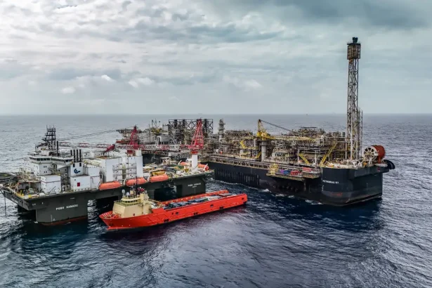 Plataforma de exploração petrolífeca da Petrobras - Foto: Rafa Neddermeyer -Agência Brasil
