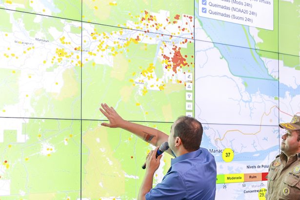 Roberto Cidade verifica focos de incêndios em mapa: cobrança ao estado do Pará (Foto: Secom/Divulgação)