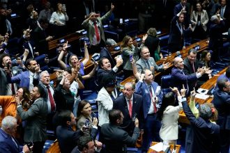 Senadores comemoram o fim da escala 6x1