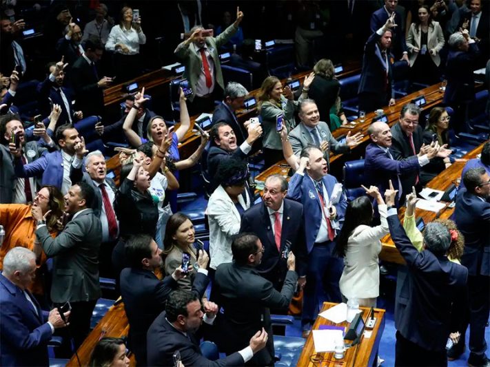 Senadores comemoram o fim da escala 6x1