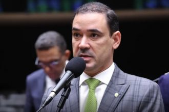 Vicentinho Júnior é eleito governador pelo quarto partido seguido (Foto: Kayo Magalhães/Agência Câmara)