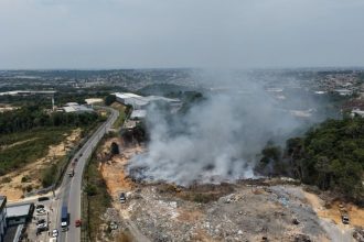 Terreno onde ocorre incêndio em lixão estálocalizado no Distrito Industrial 2 (Foto: Divulgação/Ipaam)
