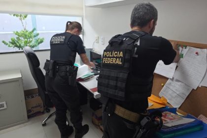 Agentes federais inspecionam documentos em casa de suspeito de abuso sexual infantojuvenil (Foto: PF/Divulgação)