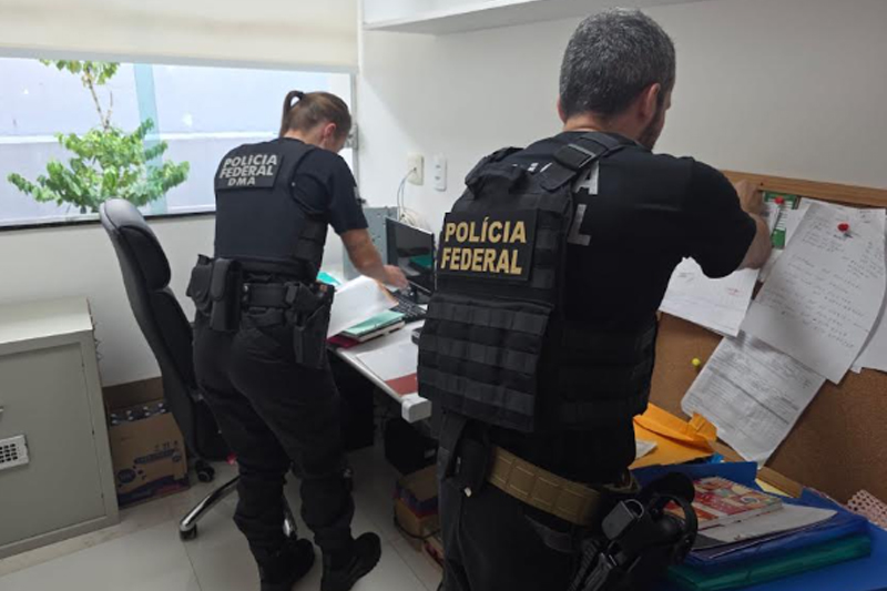 Agentes federais inspecionam documentos em casa de suspeito de abuso sexual infantojuvenil (Foto: PF/Divulgação)