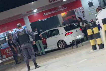 Carro em que os jovens estavam antes de serem mortos a tiros (Imagem: Reprodução/Redes sociais)