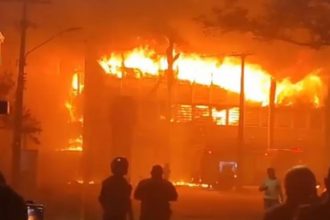 Fogo começou na noite desta terça-feira e destruiu prédio do setor de tecnologia (Imagem: WhatsApp/Reprodução)