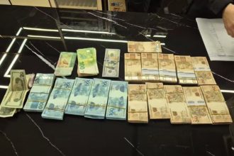 O dinheiro foi encontrado durante o cumprimento de mandado de busca e apreensão (Foto: WhatsApp/reprodução)