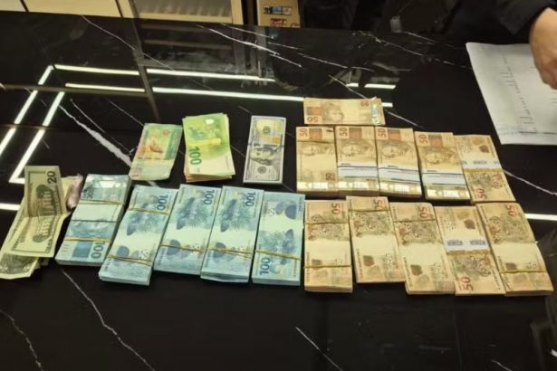 O dinheiro foi encontrado durante o cumprimento de mandado de busca e apreensão (Foto: WhatsApp/reprodução)