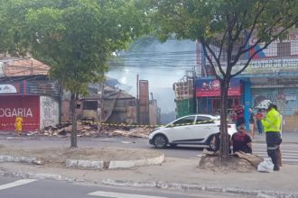 O galpão de materiais recicláveis fica localizadao na Avenida Itaúba, bairro Jorge Teixeira (Foto: WhatsApp/reprodução)